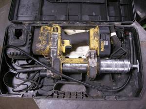 lot 143 image: DeWalt 18v Grease Gun