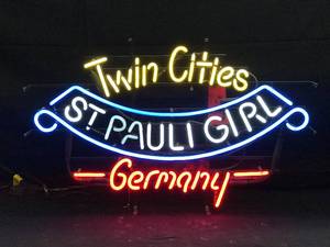 lot 22 image: St Pauli Girl Twin Cities  Germany neon