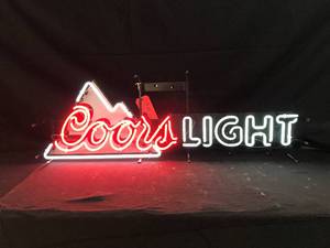 lot 44 image: Coors Light double stroke neon with mountain