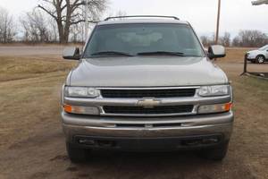 lot 5565 image: 2001 Chevrolet Suburban 1500 LT 4x4 - 1 Owner -