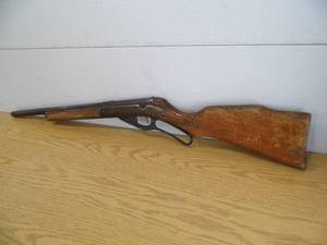 lot 3 image: Vintage Daisy BB Gun