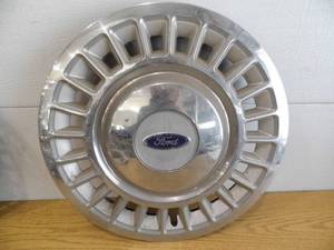 lot 6 image: Ford Hubcap