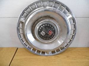 lot 7 image: Chevy Hubcap