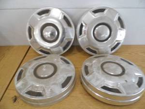 lot 9 image: Lot of 4 Hubcaps