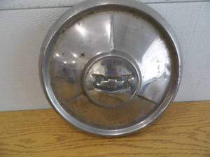 lot 10 image: Chevy Hubcap