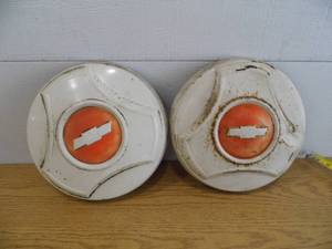 lot 11 image: 2 Chevy Hubcaps