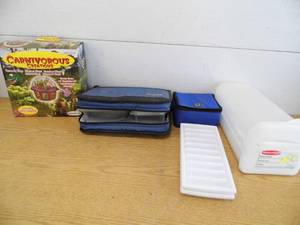 lot 17 image: Lunch Cases - Carnivorous Creations
