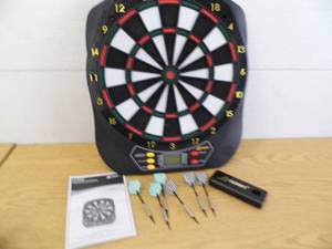 lot 30 image: Dartboard w Darts