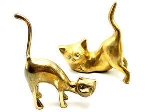 lot 33 image: Mid-Century Modern Frisky Brass Cats of All Sizes (3)