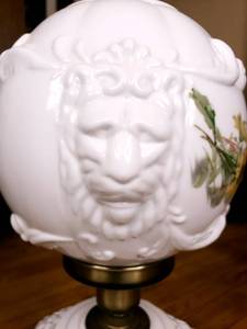 lot 29 image: Vintage White Hurricane Daisy Puffy Lion Head Gone with the Wind Oil Lamp