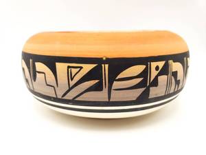 lot 82 image: Navajo Native American Signed Kunuho Pottery Bowl
