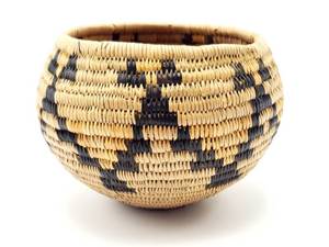 lot 86 image: Hand Made Native American Southwest Weaved Basket