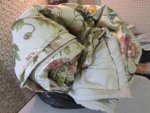 lot 190 image: Queen Size Comforter  RMT...