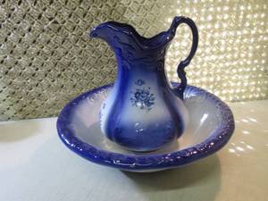 lot 196 image: Large Bowl and Pitcher Decor  FDS...