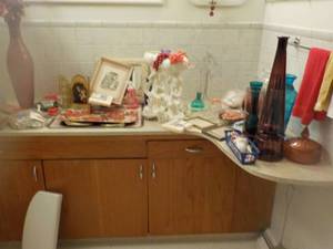 lot 194 image: Glassware (Vases, and Misc Items)...