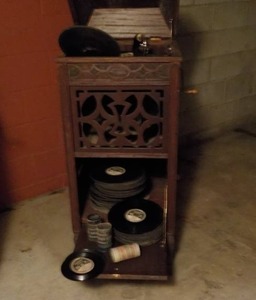 lot 206 image: Vintage Phonograph With Records...