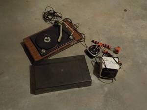 lot 208 image: Electronics (Turntable, Alarm Clock...