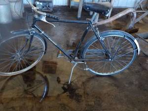 lot 29 image: Raleigh Vintage Bicycle (Black)...