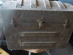 lot 80 image: Rounded Wood Decretive Trunk...