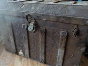 lot 81 image: Large Rounded Edge Wood Decorative ...