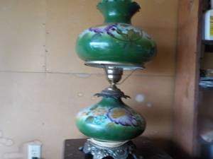 lot 139 image: Vintage Style Hurricane Lamp...