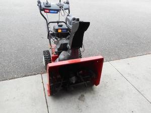 lot 2 image: Used Toro Powermax 724 OE Snowblower 24