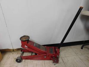 lot 12 image: Steelman 3 12 Ton Service Jack