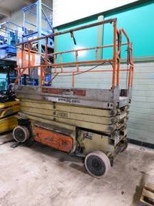 lot 24 image: 2005 JLG 2646ES Man Lift