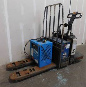 lot 10C image: Crown PE4000 Electric Ride On Pallet Jack