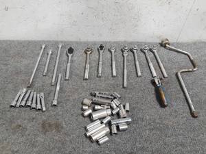lot 113 image: Large Lot of 38 Drive Ratchets and Extensions