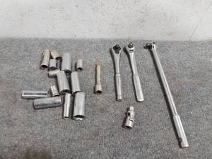 lot 114 image: Lot of 12 Ratchets and Breaker Bar  Sockets