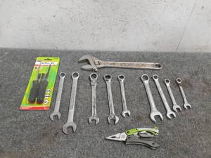 lot 150 image: Lot of Hand Tools - 12 Adjustable Wrench