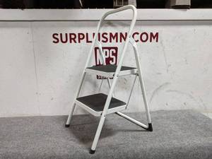 lot 19 image: Step Stool - 200# Capacity
