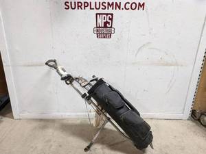 lot 147 image: Golf Club Set w Bag and Stand