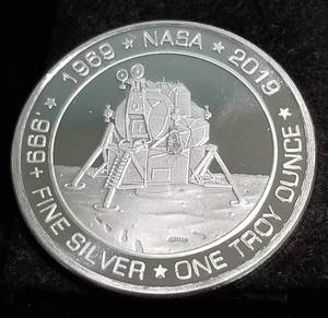 lot 08 image: 1 TROY OZ. .999 FINE SILVER APOLLO 11 COMMEMORATIVE