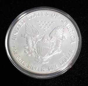 lot 23 image: 1990 AMERICAN SILVER EAGLE 1 TROY OZ. .999 FINE SILVER IN AIRTITE
