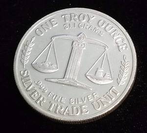 lot 43 image: 1 TROY OZ. .999 FINE SILVER STATUE OF LIBERTY 1886-1986