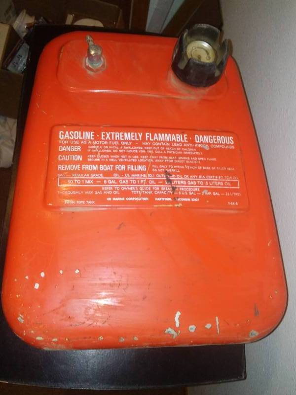lot 3 image: Tote tank 6 gallon gas can