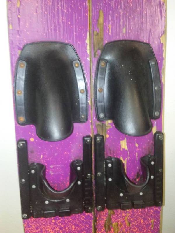 lot 8 image: Nash Water skis, beginner short set.