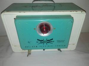 lot 1 image: Six Volt Vintage electric fencer box