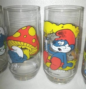 lot 15 image: 8 Smurf glasses - fabulous