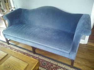 lot 135 image: Ethan Allan camelback Windsor sofa
