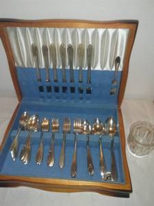 lot 131 image: Wm Rogers Silver flatware with wood case