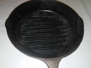 lot 61 image: Cast Iron Fry Pan Bacon Skillet.