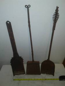 lot 91 image: 3 Vintage fireplace ash shovels