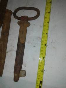 lot 94 image: 11 Hand tools hitch pin.