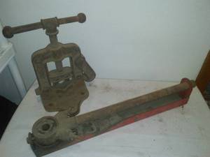 lot 99 image: Tap & Dye set,  with press