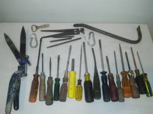 lot 151 image: Screwdrivers Prybar and more