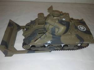 lot 172 image: U. S. Army Tank model, Intricate details