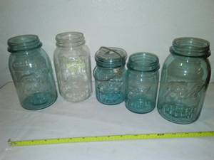 lot 190 image: 5 Canning jars, Blue